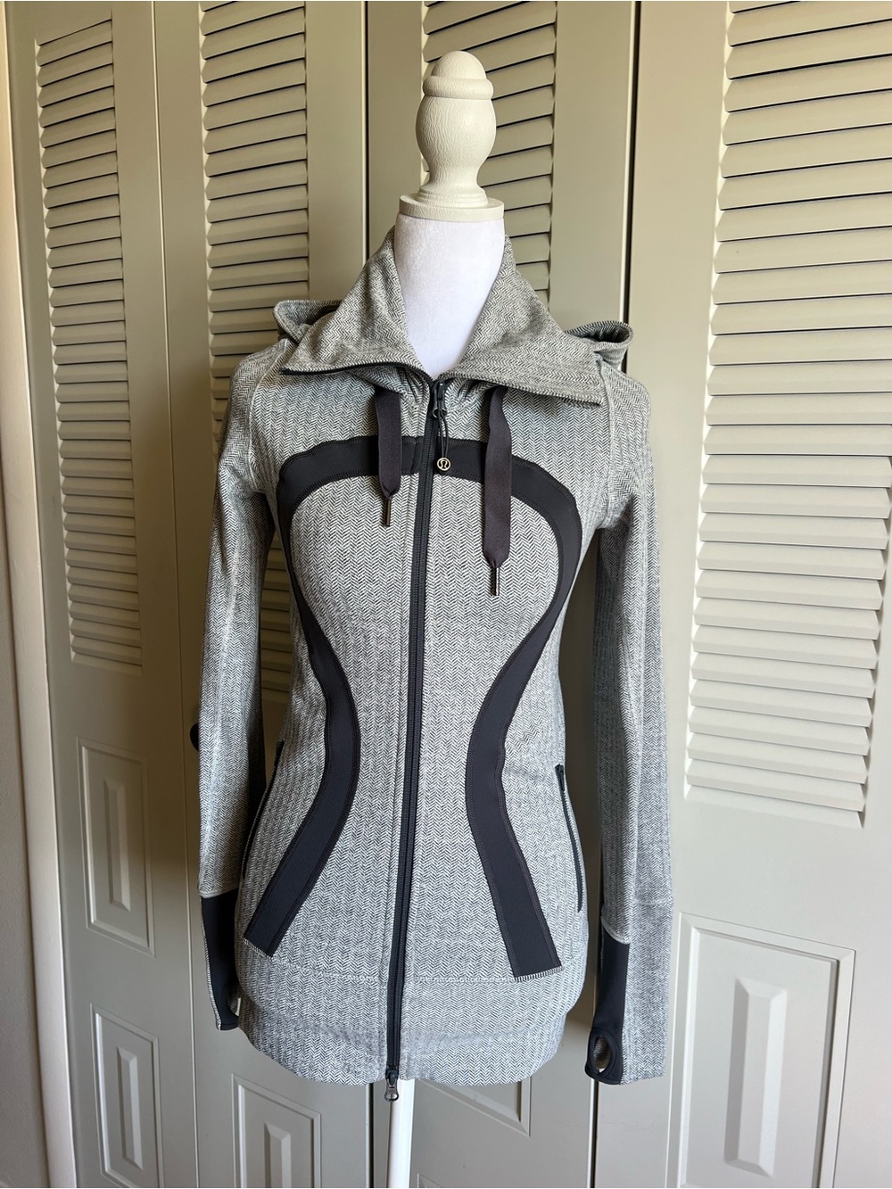 Lululemon Women’s Stride Jacket - Like New - Gray & White - Size 2 - Picture 3 of 7